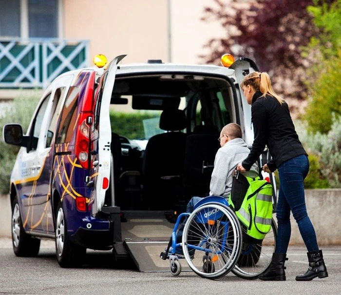 Véhicule transport PMR adapté chaise roulante à Charleroi
